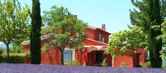 Peaceful haven for 4 surrounded by vineyards and lavender fields