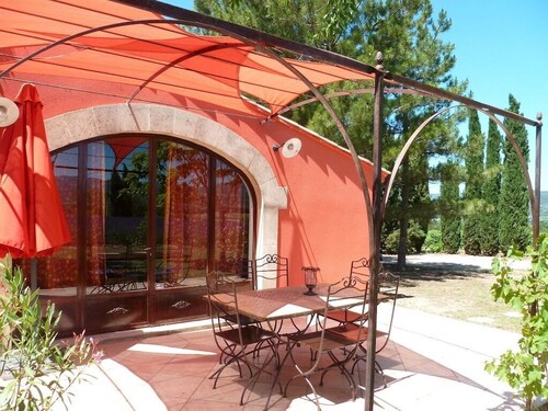 Peaceful haven for 4 surrounded by vineyards and lavender fields