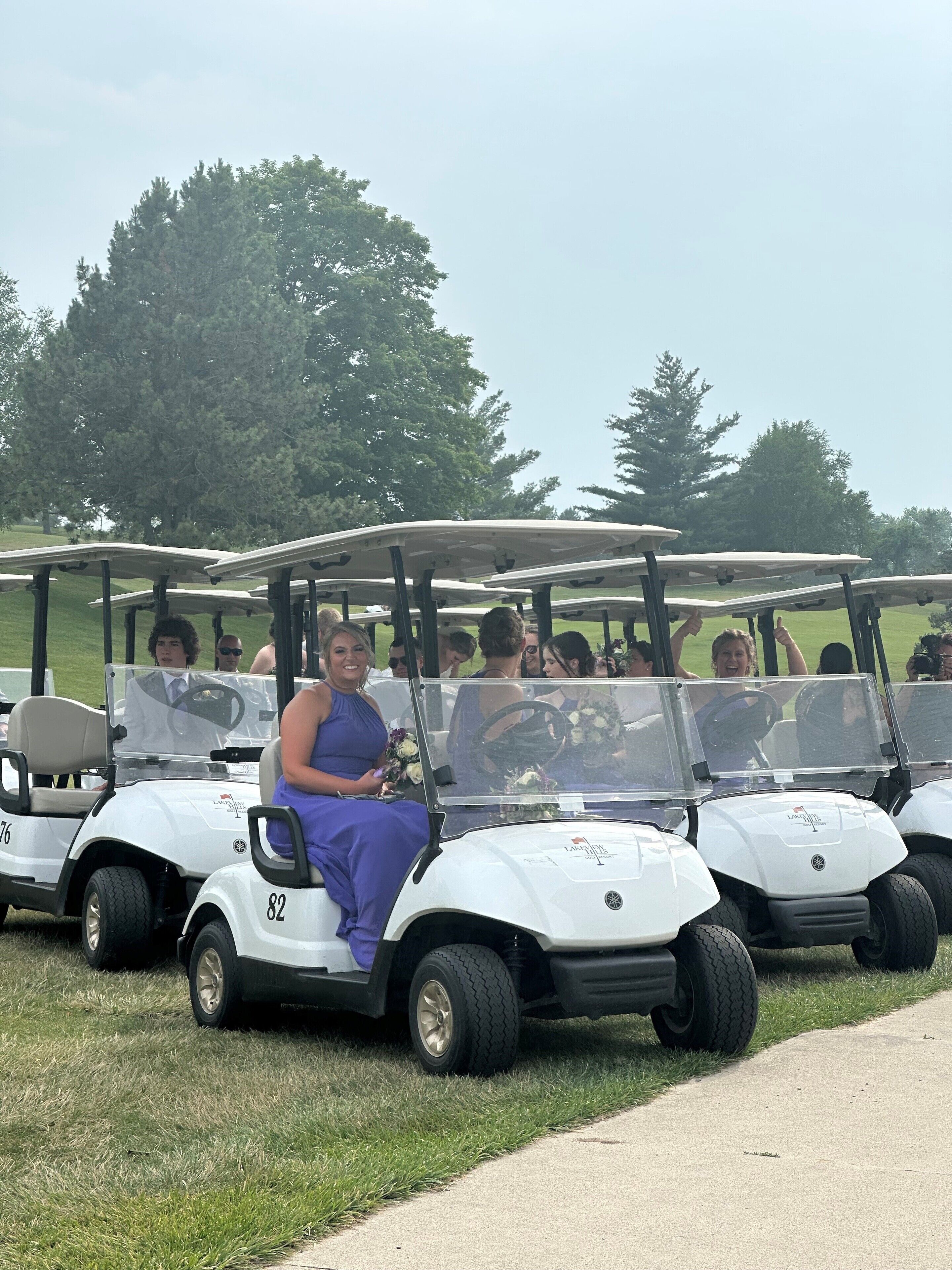 Une voiturette de golf avec un conducteur et des passagers.