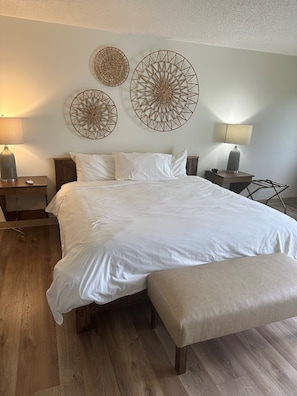 Luxury Studio Suite, 1 Bedroom, Golf View | Free WiFi, bed sheets - Lakeview Hills Country Club & Resort (Lexington)
