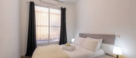 2 habitaciones, tabla de planchar con plancha y cuna de viaje