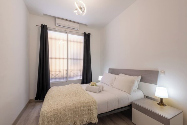 2 bedrooms, iron/ironing board, travel cot, free WiFi - Downtown Amazing & Sunny Apartment Gran Vía | A048 (Madrid)