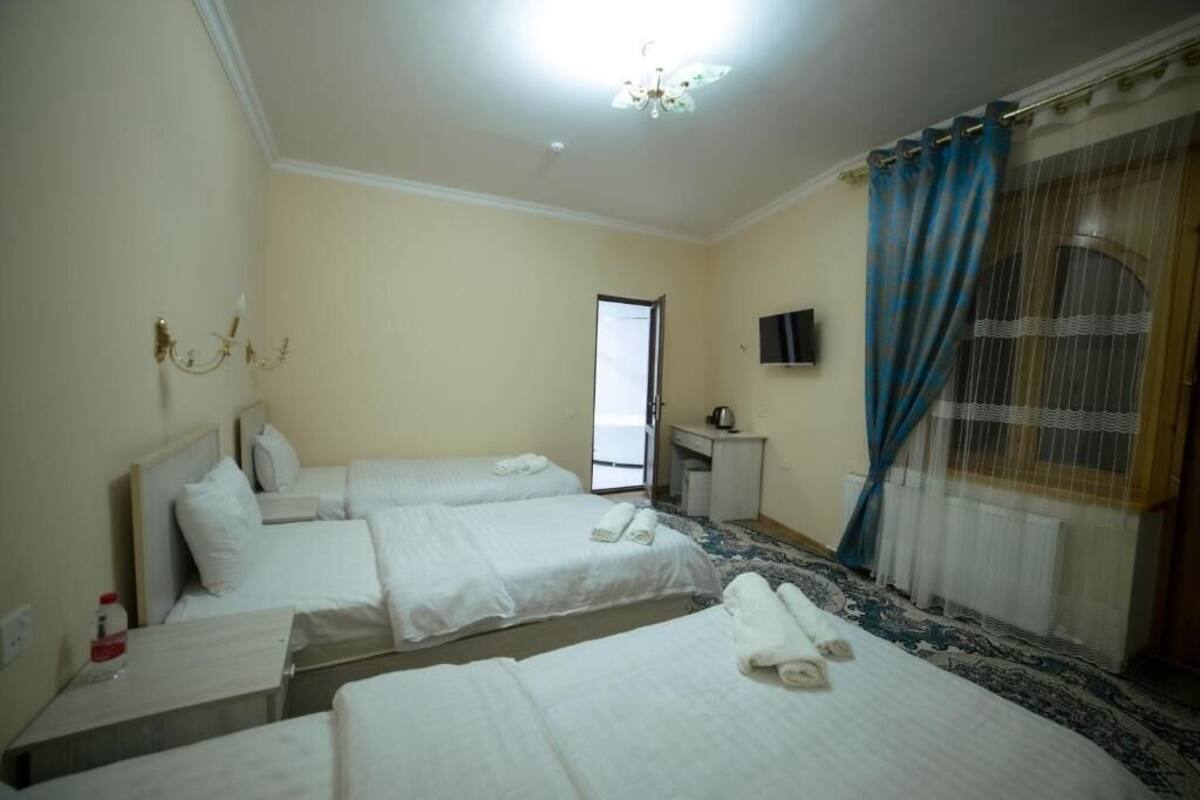 Habitación triple Confort | Escritorio, espacio para trabajar con laptop y wifi gratis