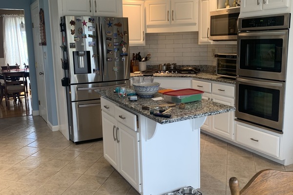 Kitchen 2 ovens and air fryer