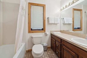 Badewanne, Haartrockner, Handtücher, Shampoo