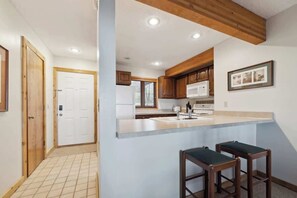 Kühlschrank, Mikrowelle, Herdplatte, Geschirrspüler