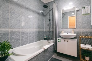 Ducha, secador de pelo, bidé y toallas