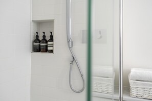 Een douche, een haardroger, handdoeken, zeep