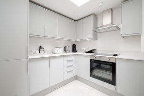 冷蔵庫、電子レンジ、オーブン、コンロ