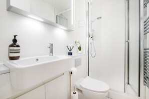 Dusche, Haartrockner, Handtücher, Seife