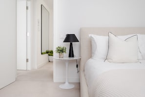 3 室のベッドルーム、セーフティボックス (室内)、アイロン / アイロン台、旅行用ベビーベッド