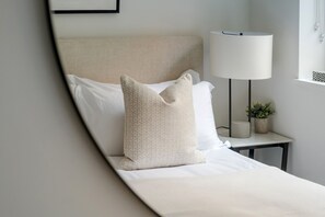 3 chambres, coffres-forts dans les chambres, fer et planche à repasser