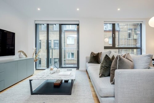 Modern Mayfair Townhouse by Buckingham Palace with AC. 3 Bedroom 3 Bathroom