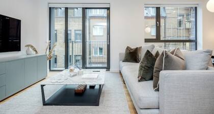 Modern Mayfair Townhouse by Buckingham Palace with AC. 3 Bedroom 3 Bathroom