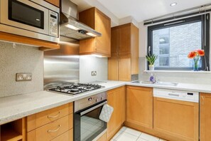 KĂŒhlschrank, Mikrowelle, Ofen, Herdplatte