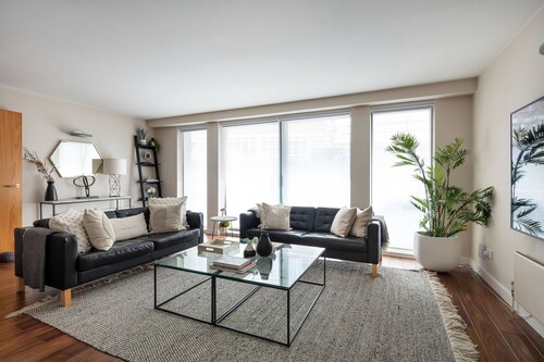 Stylish & Modern Oxford Street Flat | 2BR 2BA