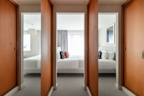 2 عدّة غرف نوم ومكواة/لوح كي وسرير سفر وواي فاي مجانًا