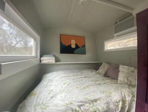 1 bedroom, desk, travel cot, WiFi - A perfect getaway surrounded by nature and close to town (Smartsville)