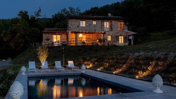 A stone house with a swimming pool, outdoor seating, and a well-lit patio area. - Anticiana 8, Emma Villas (Lucca)