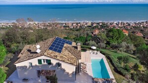A house with a swimming pool, solar panels, and a view of the sea. - Villa Lucente 6+2, Emma Villas (Silvi Paese)