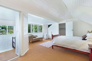 5 bedrooms, desk, iron/ironing board, WiFi