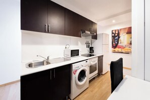 Geladeira, micro-ondas, fogão, cooktop