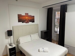 4 bedrooms, iron/ironing board, travel cot, free WiFi - Awesome & Spacious Apartment Gran Vía | A037 (Madrid)