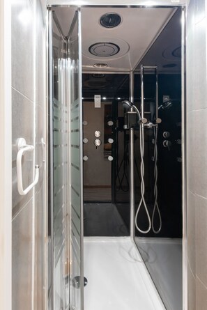 Shower, hair dryer, towels