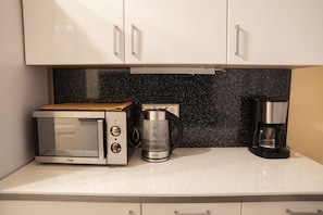 Deluxe-huoneisto | Yksityinen keittiö | Täysikokoinen jääkaappi, mikroaaltouuni, uuni, astianpesukone