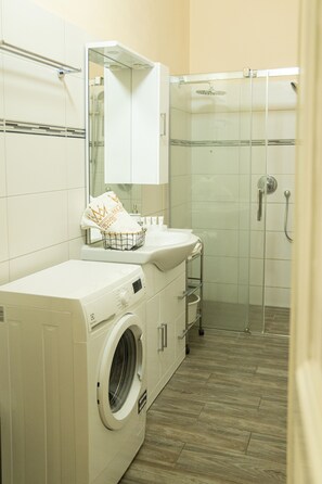 Deluxe-Apartment | Badezimmer | Hausschuhe