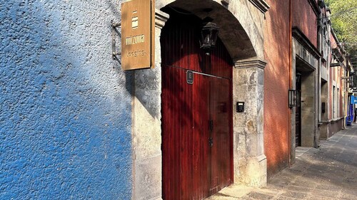 Live Coyoacán and its history in this cozy loft.