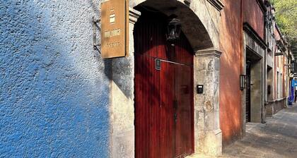 Live Coyoacán and its history in this cozy loft.