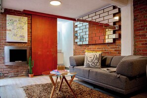 Televisión, chimenea, estéreo y oficina 