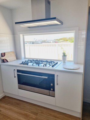 Fridge, microwave, oven, stovetop - SurfMist House - WiFi (Robe)