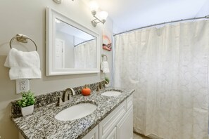 Hair dryer - *Lux Modern Townhome * Downtown* King Beds * Duke* (Durham)