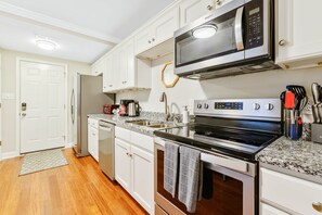 ثلاجة، ميكروويف، فرن، موقد طهي مسطح