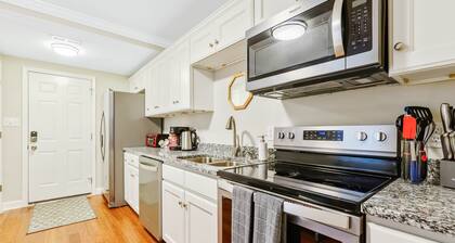 *Lux Modern Townhome * Downtown* King Beds * Duke*