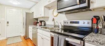 *Lux Modern Townhome * Downtown* King Beds * Duke*