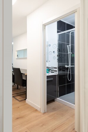 シャワー、ヘアドライヤー、タオル、石鹸