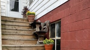 Eine Holztreppe mit Blumentöpfen.