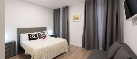 4 dormitorios, tabla de planchar con plancha, cuna de viaje