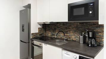 Een koelkast, een magnetron, een oven, een koffiezetapparaat/waterkoker