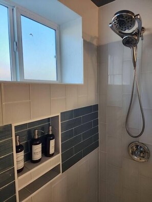 Baignoire, séchoir à cheveux, serviettes fournies, savon