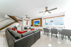 Smart TV, books, stereo - 2 Level Luxury Penthouse w/Private JAcuzzi - Great location next to Hotel Zone (Cancún)