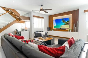 Smart TV, books, stereo - 2 Level Luxury Penthouse w/Private JAcuzzi - Great location next to Hotel Zone (Cancún)