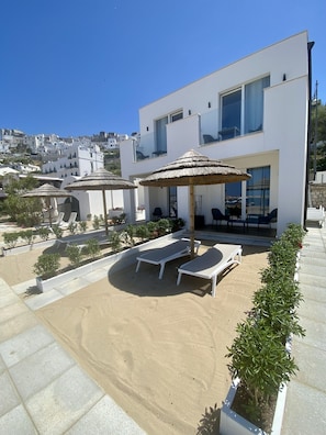 Playa privada, sillas reclinables de playa, sombrillas, toallas de playa