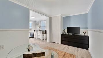 Phòng Cao cấp | Khu phòng khách | Smart TV 55-inch có truyền hình kỹ thuật số, TV, dịch vụ stream