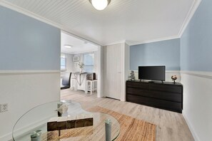 Quarto superluxo | Área de estar | Smart TV 55 polegadas com canais digitais, TV, serviços de streaming