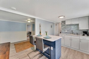 Chambre luxueuse | Cuisine privée | Mini-réfrigérateur, four à micro-ondes, cafetière-théière