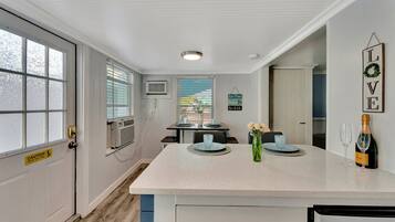 Phòng Cao cấp | Bếp riêng | Tủ lạnh nhỏ, lò vi sóng, dụng cụ pha cà phê/trà, vỉ nướng